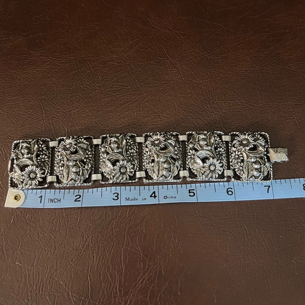 Vintage Sarah Coventry Antique Floral Silver Tone Bracelet, Signed - Picture 12 of 12